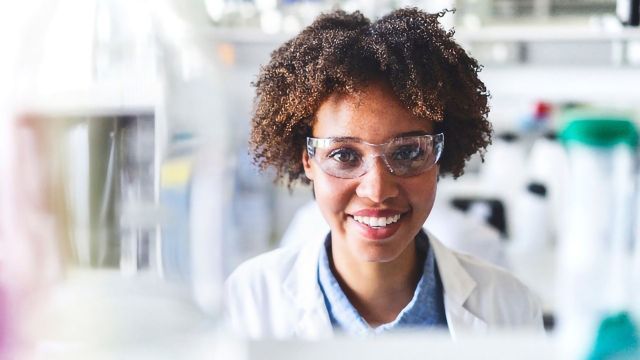 Coinvolgere più donne nella scienza Italia per aumentare gli investimenti in tecnologia